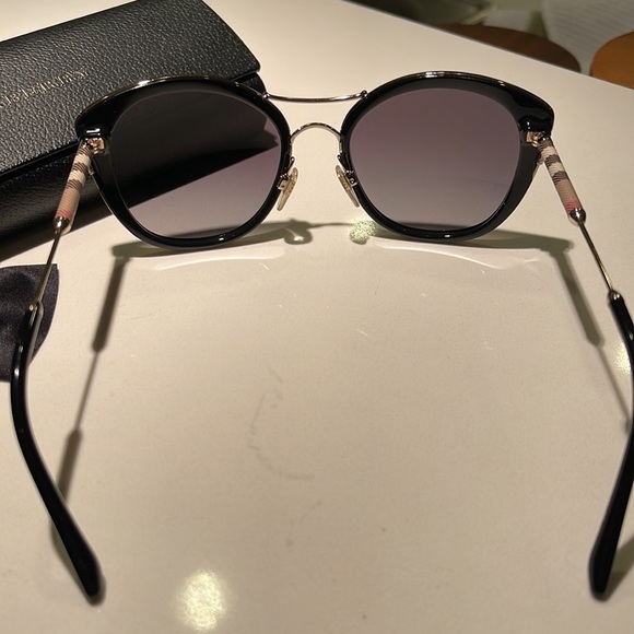 Burberry Sunglasses For Sale - Picture 8 of 8
